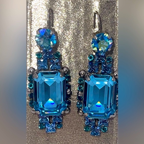 Sorrelli Jewelry - 🆕~SORRELLI Light Blue large Emerald Cut Dangle Earring with Swarovski crystals.